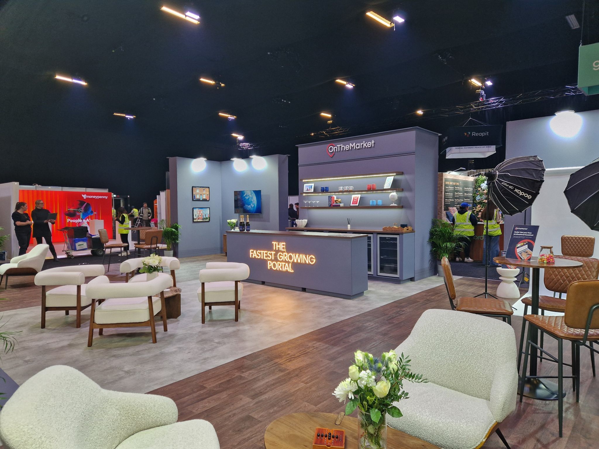 on the market bespoke exhibition stand 2025 ea masters expositionists 4